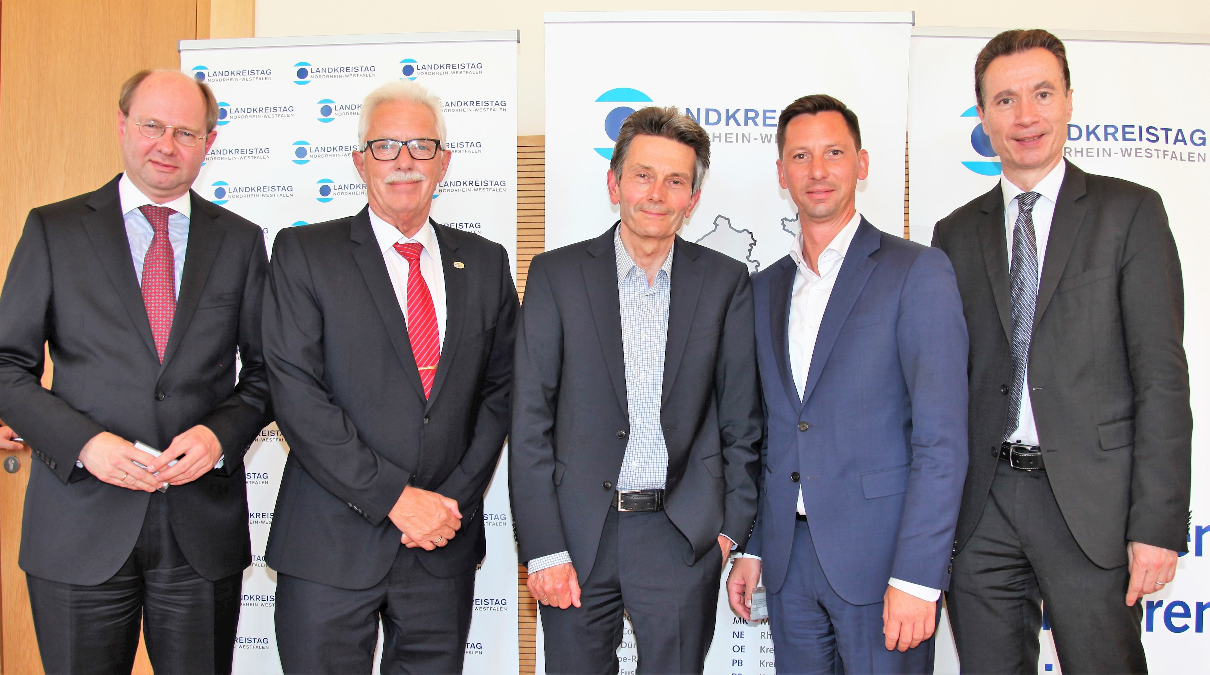 Während der Landrätekonferenz in Berlin tauschte sich der Vorstand des Landkreistags NRW mit dem Vorsitzenden der SPD-Bundestagsfraktion, Dr. Rolf Mützenich (m.), aus. Auf dem Bild v.l.: Erster Vizepräsident des LKT NRW, Landrat Dr. Olaf Gericke (Kreis Warendorf), Präsident des LKT NRW, Landrat Thomas Hendele (Kreis Mettmann), SPD-Fraktionsvorsitzender Dr. Rolf Mützenich, Zweiter Vizepräsident des LKT NRW, Landrat Andreas Müller (Kreis Siegen-Wittgenstein), Hauptgeschäftsführer des LKT NRW, Dr. Martin Klein.