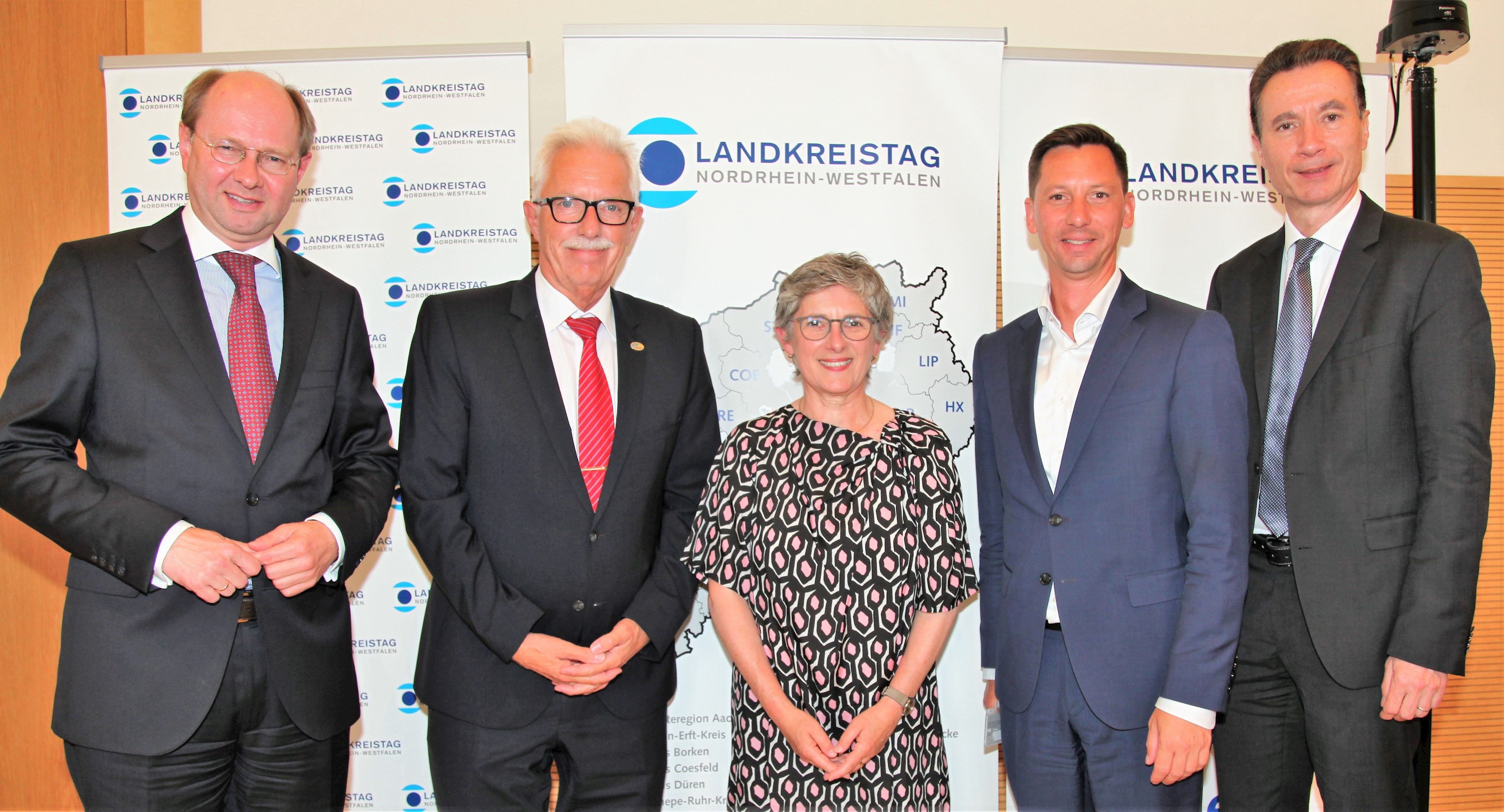 Treffen der NRW-Kreise mit der Vorsitzenden der Bundestagsfraktion Bündnis 90/ Die Grünen, Britta Haßelmann, während der NRW-Landrätekonferenz in Berlin. Auf dem Bild v.l. Erster Vizepräsident des LKT NRW, Landrat Dr. Olaf Gericke (Kreis Warendorf), Präsident des LKT NRW, Landrat Thomas Hendele (Kreis Mettmann), Grünen-Fraktionsvorsitzende Britta Haßelmann, Zweiter Vizepräsident des LKT NRW, Landrat Andreas Müller (Kreis Siegen-Wittgenstein), Hauptgeschäftsführer des LKT NRW, Dr. Martin Klein.