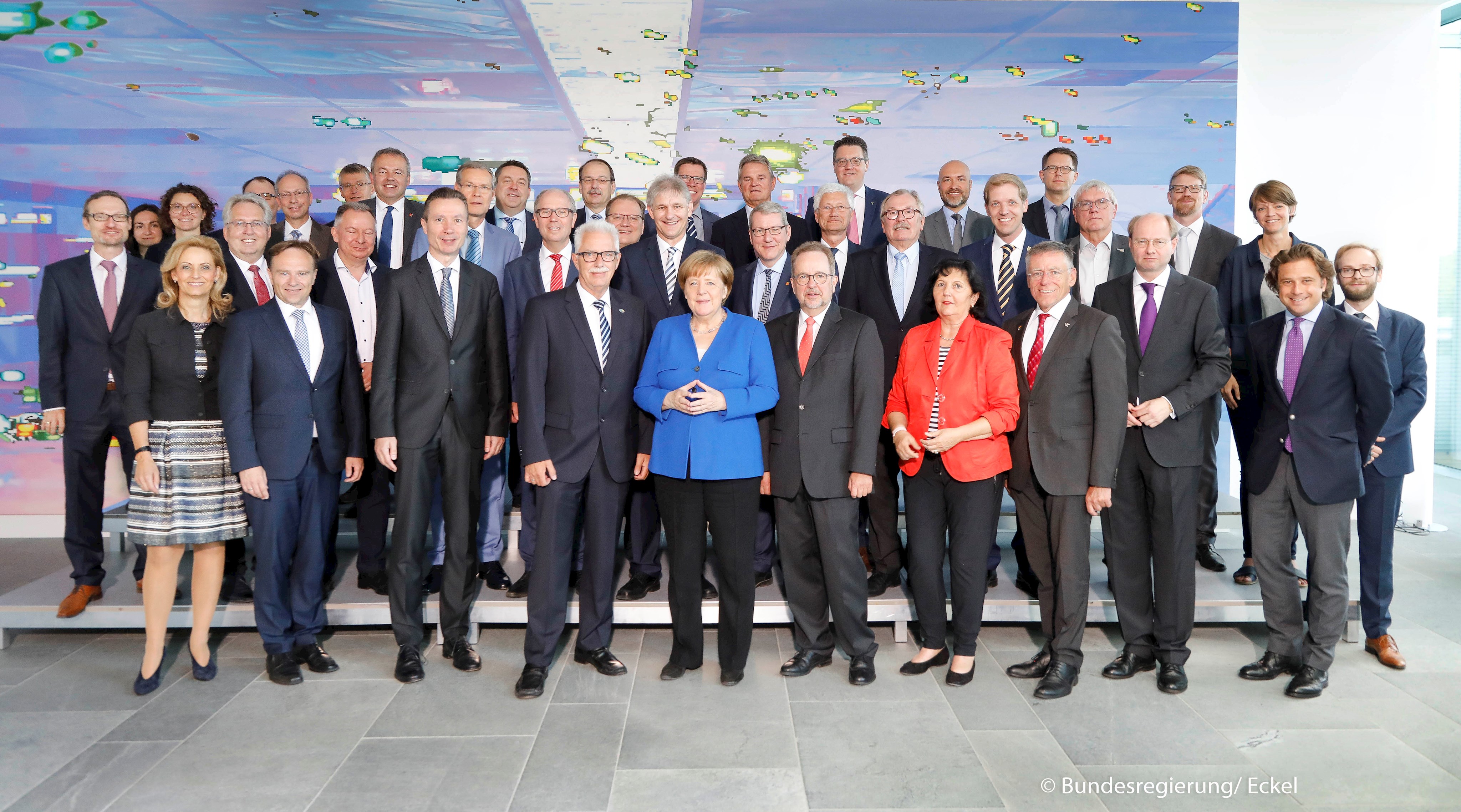 Am zweiten Tag ihrer diesjährigen NRW-Landrätekonferenz trafen sich die Teilnehmer mit Bundeskanzlerin Dr. Angela Merkel.
