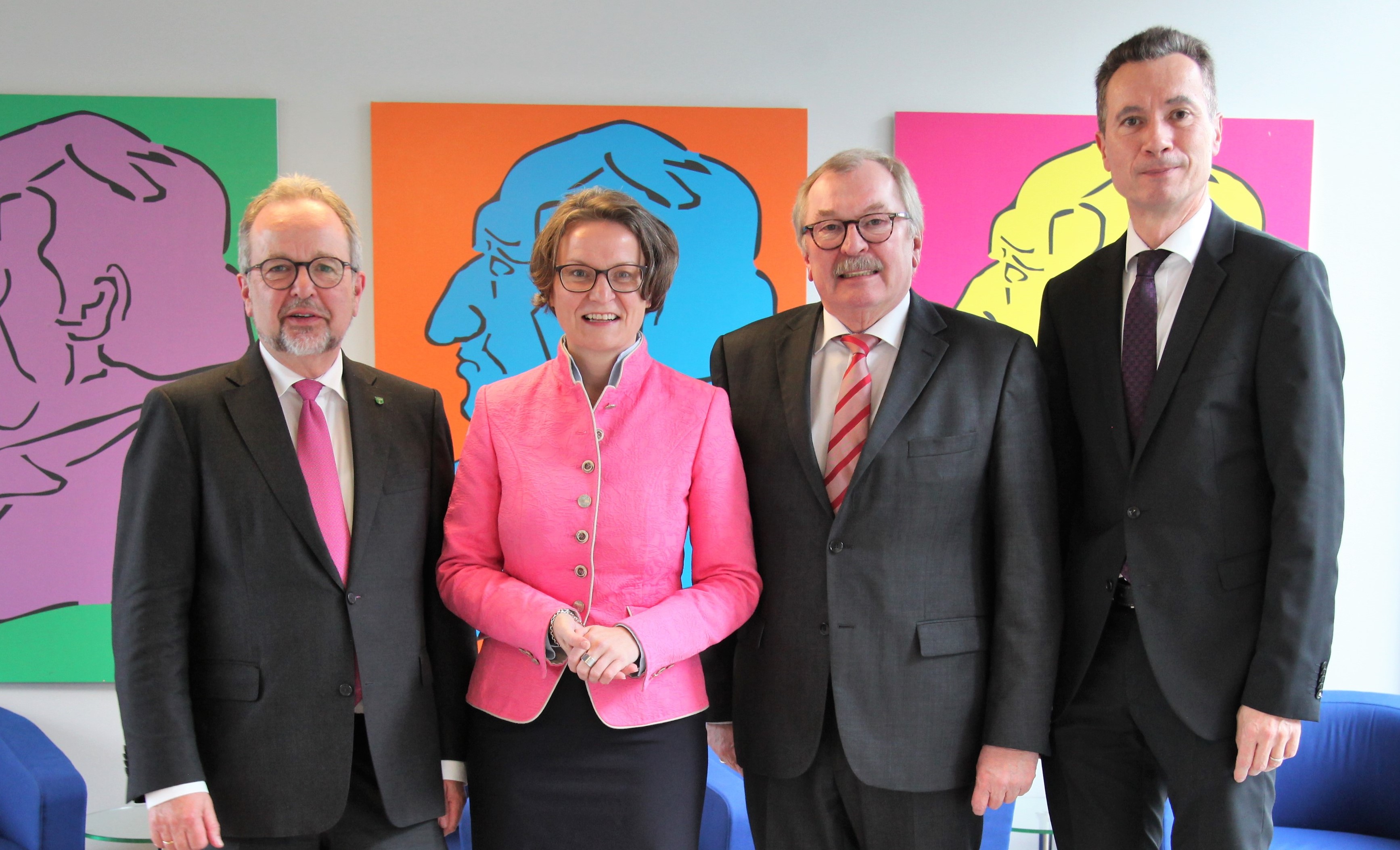 NRW-Kommunalministerin Ina Scharrenbach tauschte sich mit dem Vorstand des Landkreistags NRW zu aktuellen kommunalpolitischen Themen aus. 
Auf dem Foto v.l.: Vizepräsident Landrat Dr. Ansgar Müller, Kreis Wesel, Ministerin Ina Scharrenbach, Vizepräsident Landrat Frank Beckehoff, Kreis Olpe,  Hauptgeschäftsführer Dr. Martin Klein.