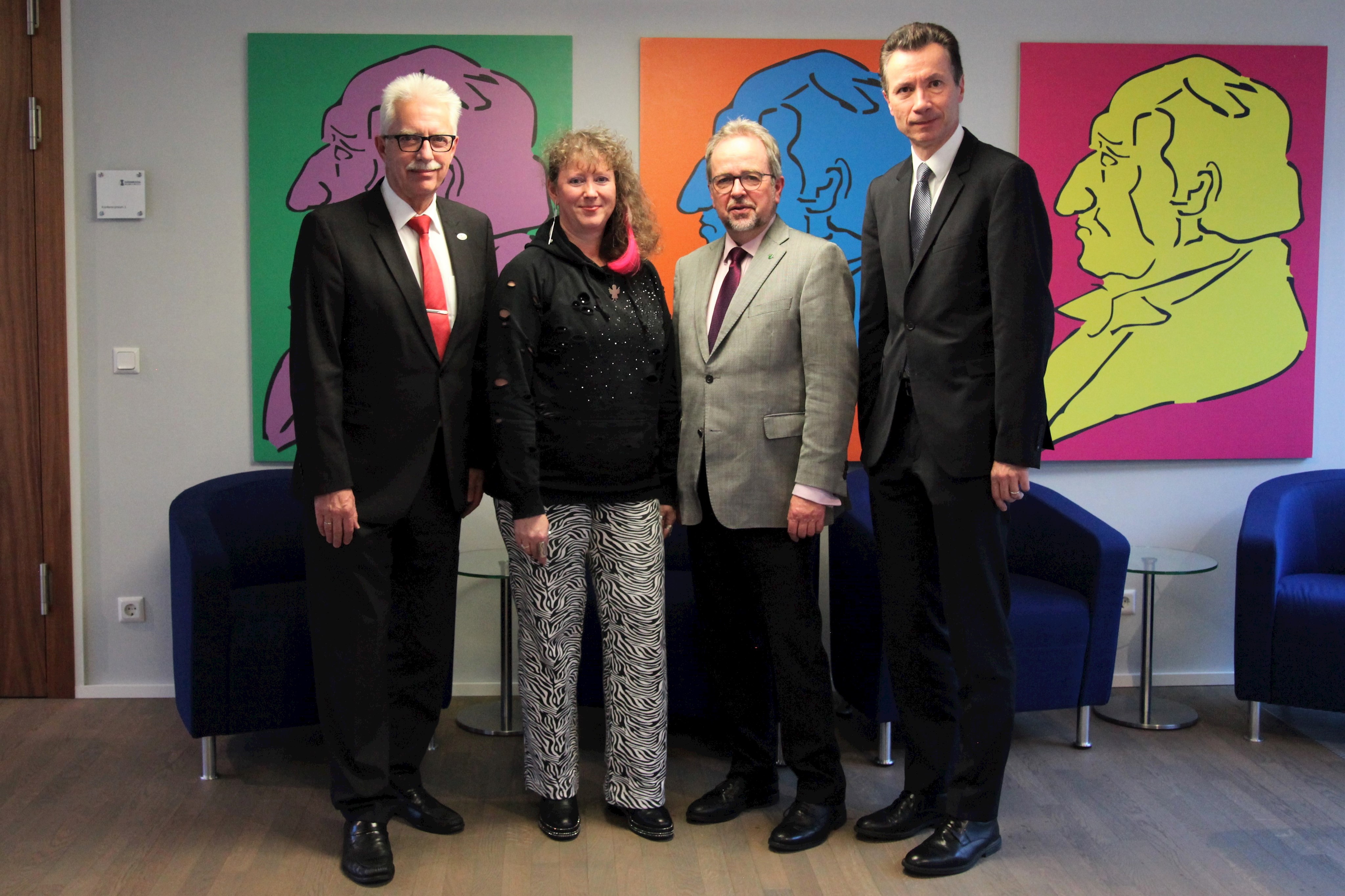 Staatssekretärin für Sport und Ehrenamt Andrea Milz tauschte sich mit dem Vorstand des Landkreistags NRW zu aktuellen sportpolitischen Themen aus. 
Auf dem Foto v.l.: Präsident Landrat Thomas Hendele, Kreis Mettmann, Staatssekretärin Andrea Milz, Vizepräsident Landrat Dr. Ansgar Müller, Kreis Wesel, Hauptgeschäftsführer Dr. Martin Klein.